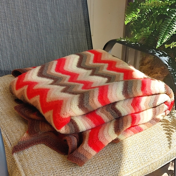 Beautiful retro/ vintage hand-made wool knit chevron pattern afghan ❤️‍🔥 - Picture 3 of 7